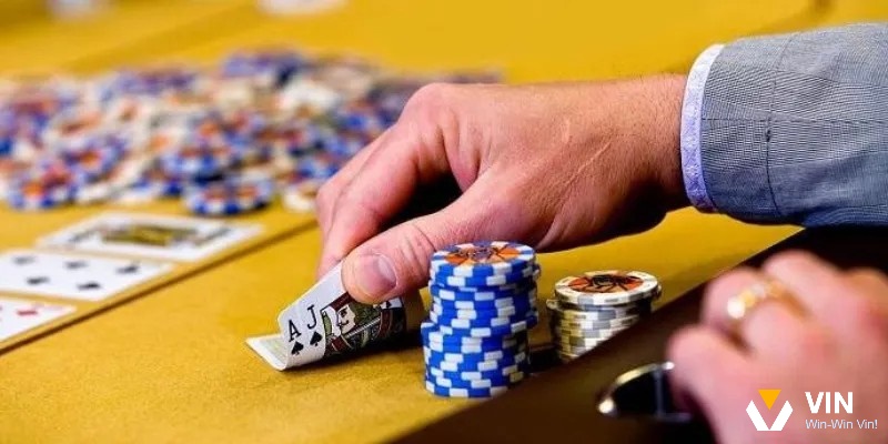 Nhận diện các dấu hiệu tâm lý (tells) trong đặt cược Poker