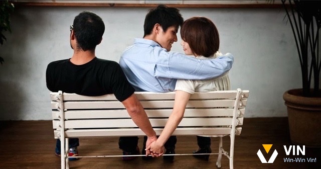 Giấc mơ thấy vợ ngoại tình với người quen phản ánh lo lắng về các mối quan hệ xã hội và cảm giác bất an trong tâm lý