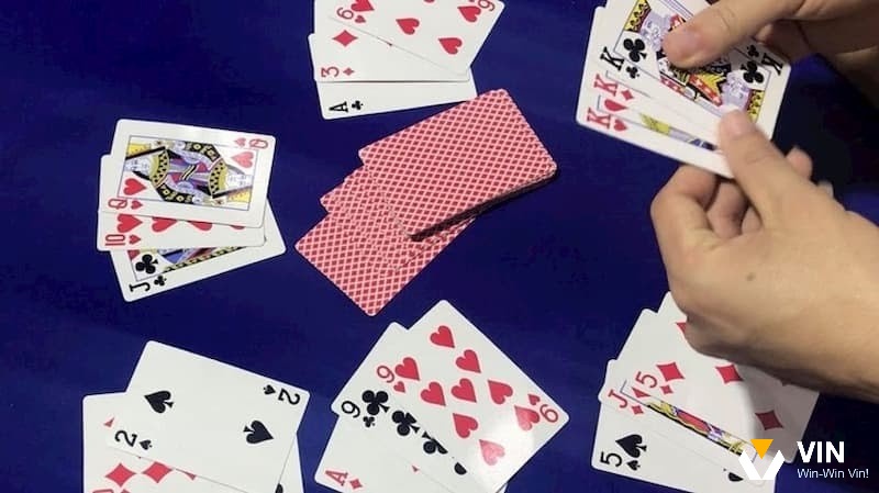 Cách đánh phỏm chéo cánh có trình tự nhất định mà mỗi người chơi cần tuân thủ trong lượt của mình