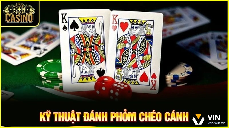 Phỏm chéo cánh có nguồn gốc từ trò chơi phỏm truyền thống nhưng được biến tấu với nhiều quy tắc độc đáo