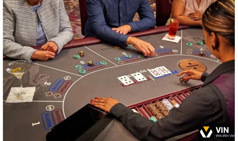 Player buộc rút khi điểm từ 0 đến 5, giữ nguyên từ 6 đến 7 và thắng ngay khi có tự nhiên
