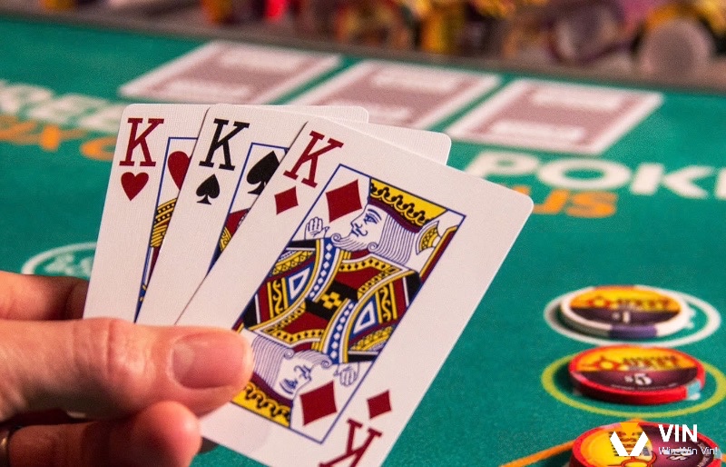 Từ ý tưởng của Derek Webb năm 1994, cược 3 lá poker nhanh chóng lan tỏa khắp thế giới.