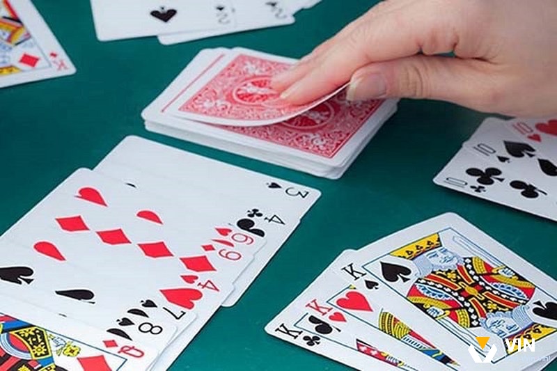 Người chơi phải quyết định nhanh: ăn bài, bốc bài hay đánh rác để dẫn thế.