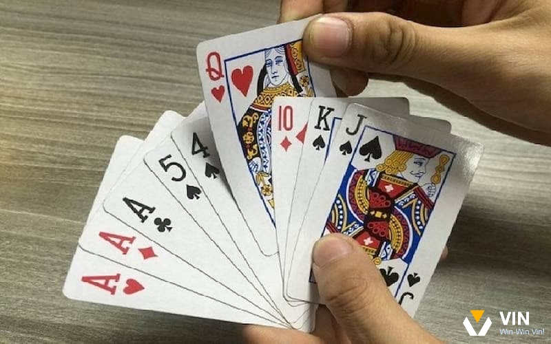 Bị “móm” hoặc “đền làng” là những tình huống thua nặng trong luật chơi bài phỏm.