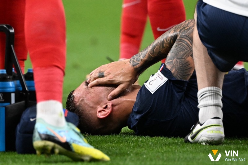 Các tình huống như chấn thương, thay người, hay VAR khiến trọng tài phải cộng thêm thời gian bù giờ.