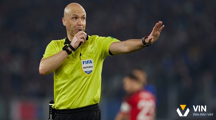 Chỉ trọng tài chính có quyền quyết định số phút bù giờ dựa trên tổng thời gian gián đoạn của trận đấu.