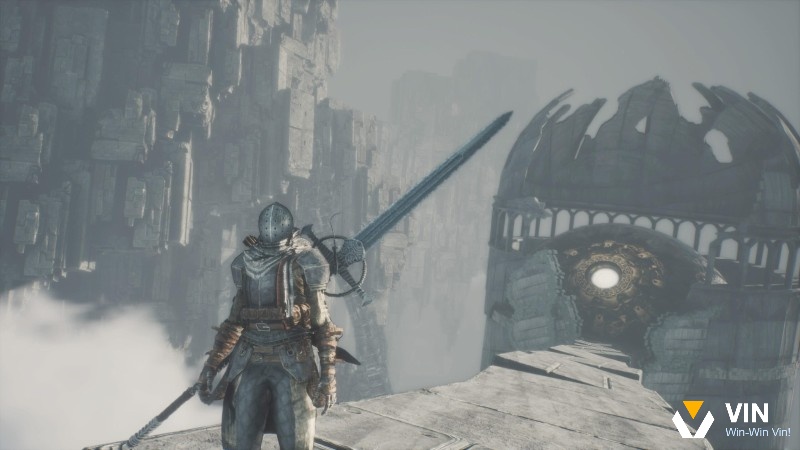 Lối đi trên cao chạy dọc ống dẫn, bên dưới là vực sâu và sương mù