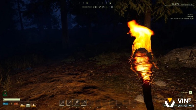 Đêm tối trên đồi, nhân vật cầm đuốc đi theo địa hình gồ ghề để tìm lại balo