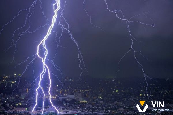 Giấc mơ thấy sét đánh có ý nghĩa về sự thay đổi đột ngột và bùng nổ năng lượng trong cuộc sống của bạn